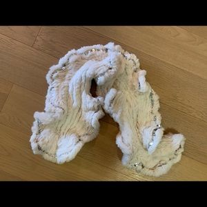 White fur scarf